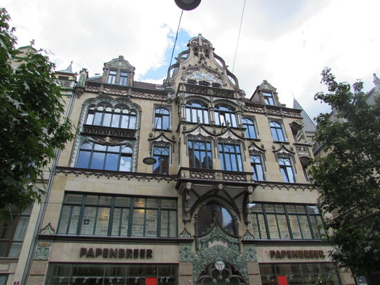 Entlang der Anger Straße gibt es einige imposante Geschäftshäuser.