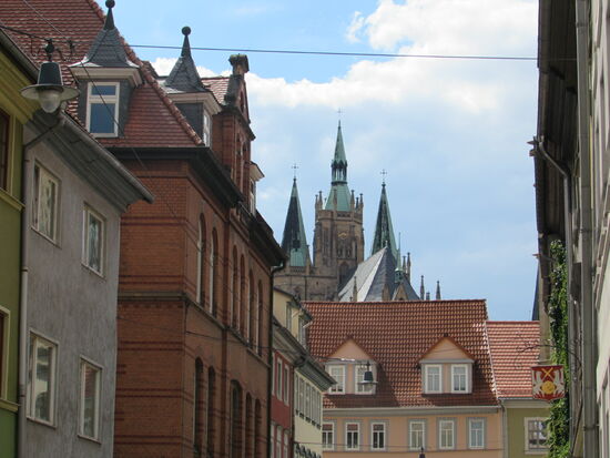 In den Gassen ergibt sich immer mal wieder ein Blick auf den Dom.