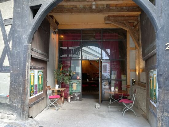 Am Abend öffnen sich einige große Tore, die tagsüber geschlossen sind und dahinter verbergen sich wie hier ein Theater oder auch Biergärten.