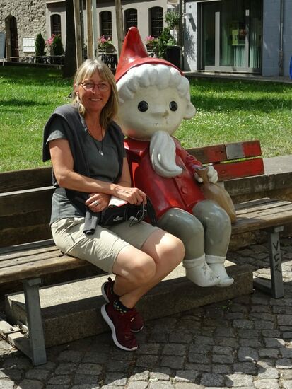 Das Sandmännchen sitzt am Mikwe.