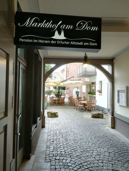 Die Rezeption befindet sich direkt in dem Durchgang. Im Innenhof ist das italienische Restaurant.