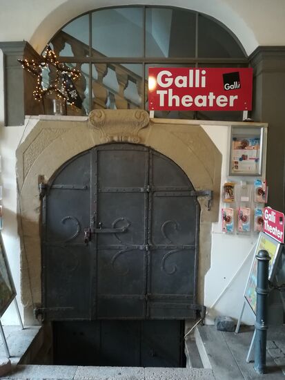 Gegenüber der Rezeption ist ein kleines Theater.