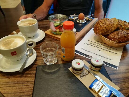 Wir frühstücken bei Bäcker Helbig, das ist in unmittelbarer Nähe zur Pension.