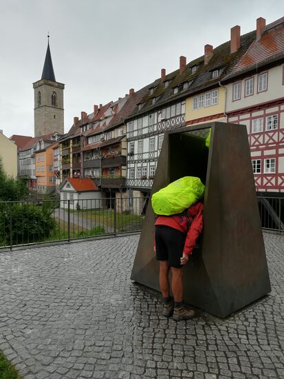 Im Regen gehen wir über die Krämerbrücke zum Bahnhof. An der Brücke schauen wir uns noch das Mikwe an. Mikwe bedeutet jüdisches Bad. Viel ist nicht davon übrig geblieben. Aber es ist dennoch von großer Bedeutung.