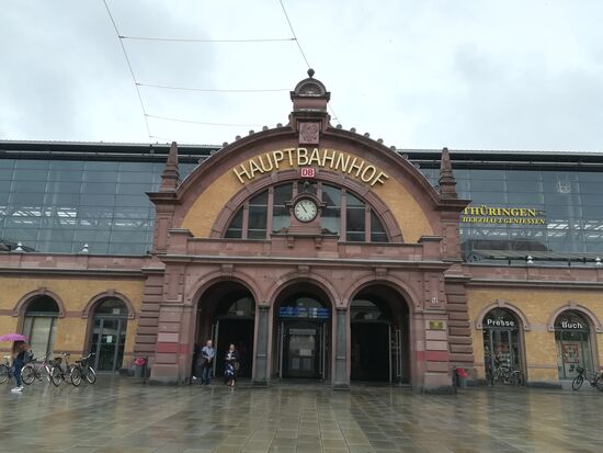 Wir sind zeitig am Bahnhof, unser Zug geht erst in etwas über einer Stunde.