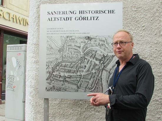 Er will gerade eine Turmführung starten und lädt uns ein doch gleich mitzukommen. Von oben soll man eine tolle Sicht auf die Stadt haben. Er hat uns charmant überzeugt - für 3,50€ Eintritt/ Person sind wir dabei.