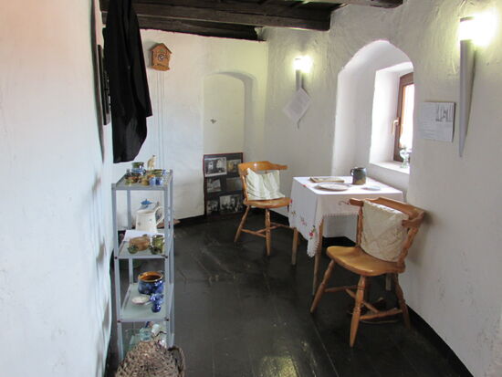 Im Turm gibt es ein paar "Zimmer" aus alten Zeiten und eine fantastische Sicht auf die schöne Altstadt.
Dieses Zimmer, war das alte Turmwächter Zimmer. Der Wächter hatte u. a die Aufgabe mögliche Brände sofort zu melden. Es gibt sogar noch original Fotografien der Wächter und ihrer Familie.