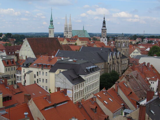 Super Blick (von links) auf die Nikolaikirche, Pfarrkirche St. Peter und Paul, das Rathaus und die Schule