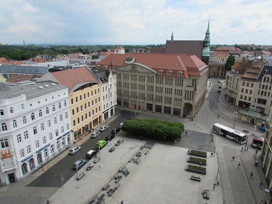 Der Platz vor dem dicken Turm. Gegenüber ein großes Kaufhaus. Im Hintergrund die Frauenkiche.