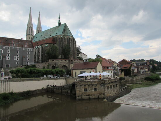 Blick von der Brücke auf die Pfarrkirche St Peter und Paul. Es gab einst sieben historische Brücken, keine davon hat den zweiten Weltkrieg überlebt.