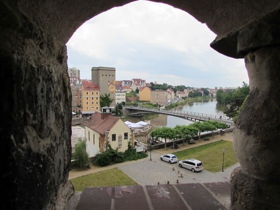 Blick von der Pfarrkirche auf die Neiße und den polnischen Teil der Stadt.