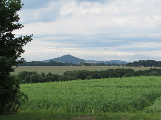 Eine wunderschöne Aussicht auf den erloschenen Vulkan, die Landeskrone und die Landschaft der Oberlausitz.