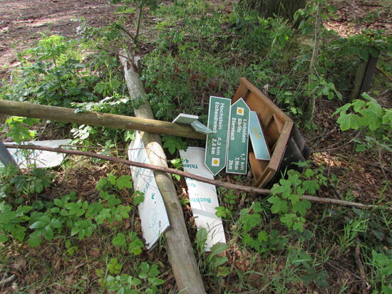 Hm, da sind wir dann froh Technik dabei zu haben 
Im allgemeinen ist der Weg aber gut beschildert.