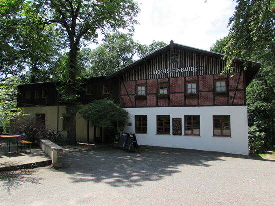 Am Hochstein gibt es ein Restaurant mit einer schönen Terrasse. Wir haben dort 1 Stunde Rast gemacht.
