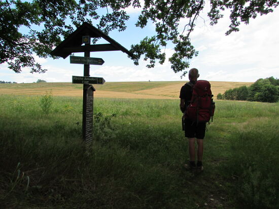 Noch einen Kilometer bis zur Kirche von Arnsdorf.