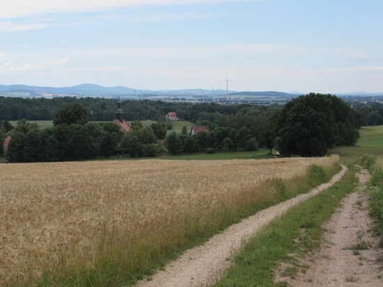 Die Kirche und der kleine Ort Hilbersdorf.