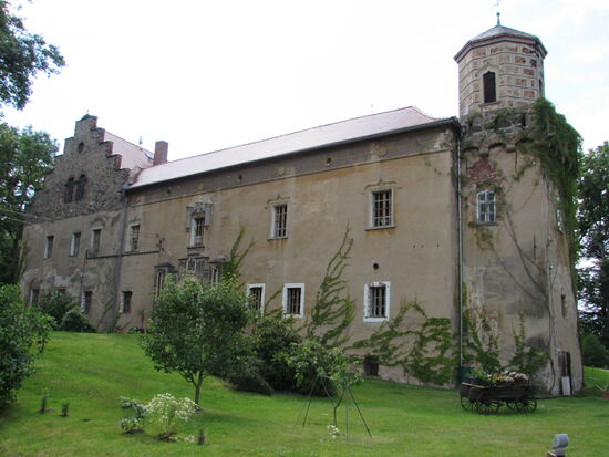 Ein paar Kilometer weiter sind wir am Döbschützer Wasserschloss angekommen.