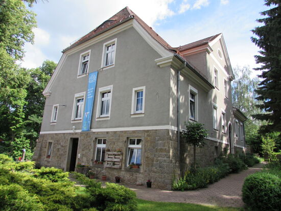 Einen weiteren Kilometer durch den Wald und wir sind an unserem heutigen Ziel in Melaune angekommen. Leider war die Herberge wegen Corona noch geschlossen 
Ein Telefonat mit der Pension König hier am Ort, einen weiteren Kilometer gehen und dann heißt es Rucksack in die Ecke, duschen, Füße hoch und ein Bier 