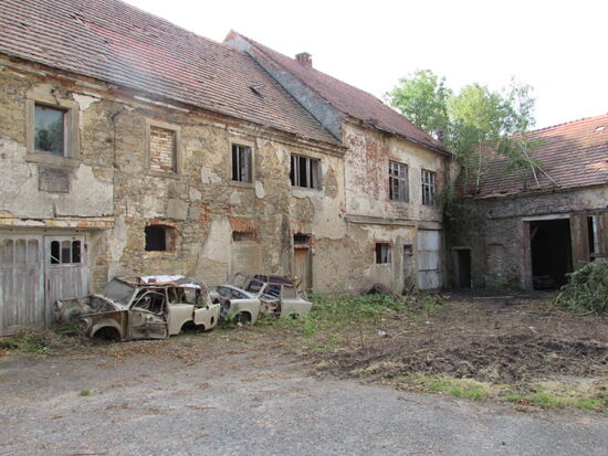 Gegenüber ein Anwesen aus vergangenen Zeiten.