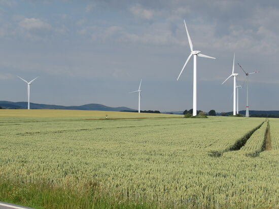 Uns führt der Weg zwischen den Wind Rädern entlang bis zu einem kleinen Dorf.