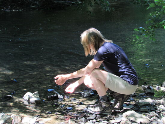 Das Wasser ist bei der Hitze angenehm kühl.