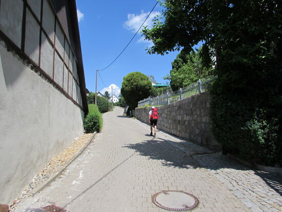 Ehe wir diese steile Straße in Wurschen hinauf gehen, fragen wir auf einem Bauernhof ob sie uns unsere Wasserflaschen auffüllen können - und natürlich bekommen wir welches
