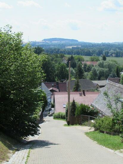 Der Blick nach unten ins Dorf