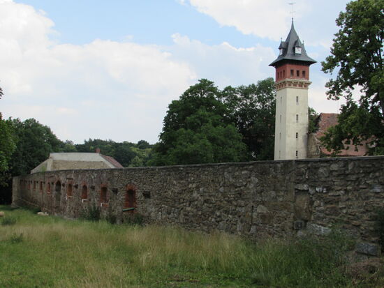 In Drehsa kommen wir an ein großes Gut mit Wasserturm vorbei.