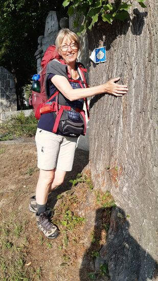 An der Kirche von Melaune entdecken wir die erste Jakobsmuschel und das wird natürlich im Bild festgehalten