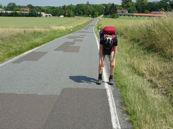 Um zur Herberge zu kommen müssen wir einen kleinen Bogen vom Jakobsweg abweichen. Die letzten 2km sind anstrengend. Von oben die Sonne, von unten die Hitze der aufgeheitzten Straße. Fast 23km liegen hinter uns.