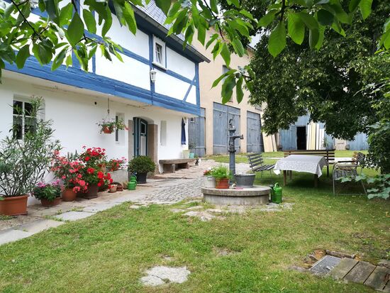 Hier in Kumschütz lebt Familie Wirtschas, die Herbergseltern. Wir werden im Schatten des Kirschbaumes mit Erdbeerkuchen und Kaffee freundlich empfangen.