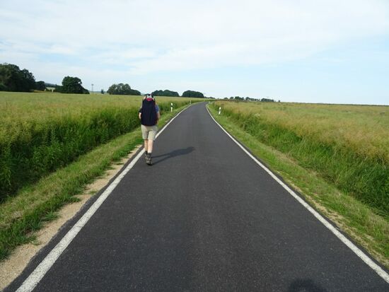 Wir starten entlang einer kleinen Landstraße.