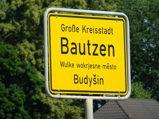 Schilder sind hier oft in zwei Sprachen ausgeführt. Neben der deutschen Sprache sind die Angaben in sorbisch gemacht. Das liegt daran, daß in dieser Region seit Jahrhunderten das kleine slawische Volk der Sorben lebt.