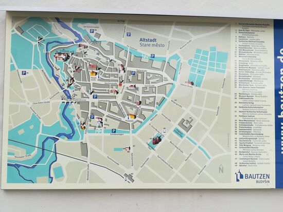 Nach 10km kommen wir in der Stadt an. Zunächst geht es durch die Vorstadt entlang vieler Gewebetreibender. In der Altstadt gibt dieser Stadtplan eine gute  Übersicht.
Wir bummeln in aller Ruhe kreuz und quer über Kopfsteinpflaster durch die Stadt.