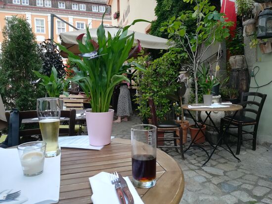 Gleich um die Ecke gibt es dieses italienische Restaurant. Dort essen wir eine Kleinigkeit zum Mittag. Danach eine kleine Pause und dann erkunden wir weiter die Stadt.