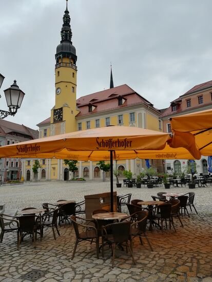 6:45 Uhr, so früh am Morgen ist der Rathausplatz noch Menschen leer