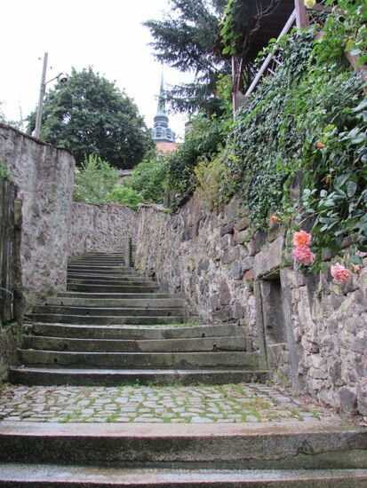 Durch diese kleine Gasse geht es hinunter zur Spree