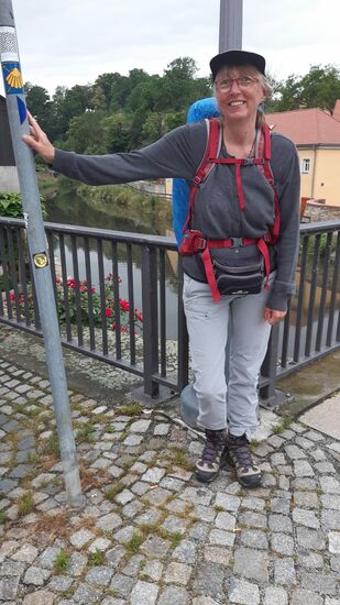 Bevor wir über die Hammerbrücke die Spree queren entdecken wir die erste Jakobsmuschel an diesem Morgen.