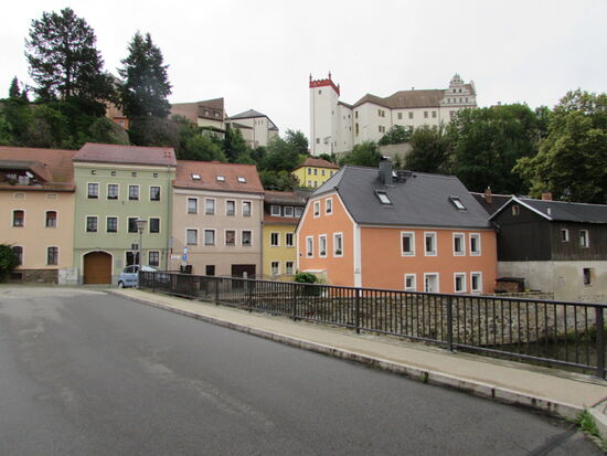 Dort oben ist die Ortburg zu sehen.