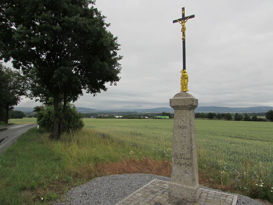 Hinter Bautzen sehen wir an jeder Weg Kreuzung ein Jesus Kreuz. Das ist ein Brauch der Sorben.