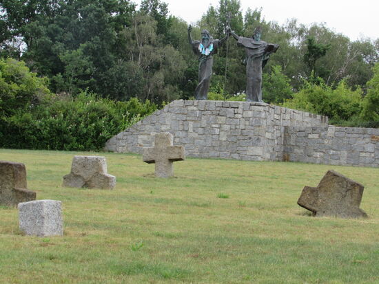 Einige Kilometer weiter kommen wir direkt auf das Denkmal zu.