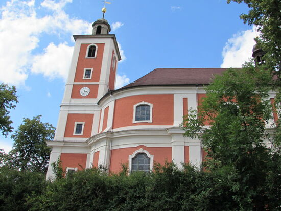 Nach weiteren Kilometer Fußmarsch erreichen wir die Kirche von Nebelschütz. In wenigen Schritten erreichen wir die Herberge.