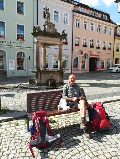 Frühstück auf dem Marktplatz vor dem Andreas Brunnen.