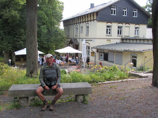 Auf dem Hutberg befindet sich neben dem Turm auch ein Restaurant.