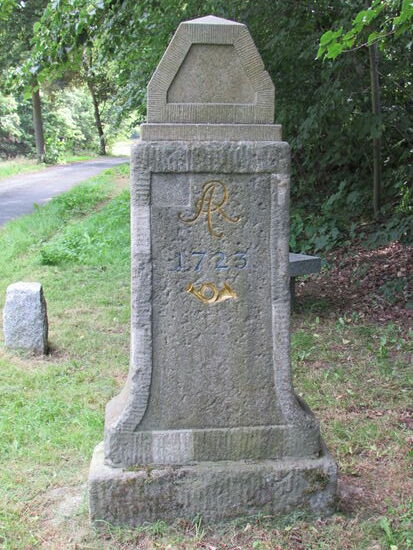 Doch vorher entdecken wir diesen Postmeilenstein.