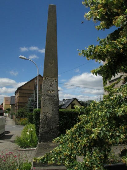 Ehe es weiter nach Quersa geht passieren wir diese Postganzmeilensäule.
