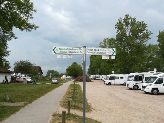Der Stellplatz ist schlicht und einfach. Es gibt ein Toilettenhaus, aber Duschen stehen jetzt in Corona Zeiten nicht zur Verfügung. Aber ein Strandzugang ist quasi direkt vor der Tür  