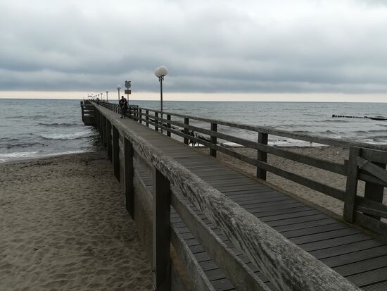 Die Seebrücke von Kühlungsborn. Der Ort Kühlungsborn hat alles zu bieten was sich viele Ostsee Urlauber wünschen : einen breiten Sandstrand, schicke Hotels, Ferienwohnungen, Restaurants, Cafés, Geschäfte und vieles mehr.