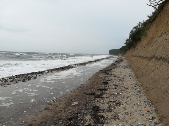Nur ein schmaler Strand Streifen zwischen Steilküste und dem brausenden Meer.