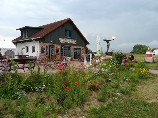 Das kleine Restaurant "Strandgut" ist direkt am Stellplatz. Hier genießen wir lecker Fisch. Das war seit Corona der erste Besuch in einem Restaurant. So wird das, was sonst so selbstverständlich erschien zu etwas ganz Besonderem.